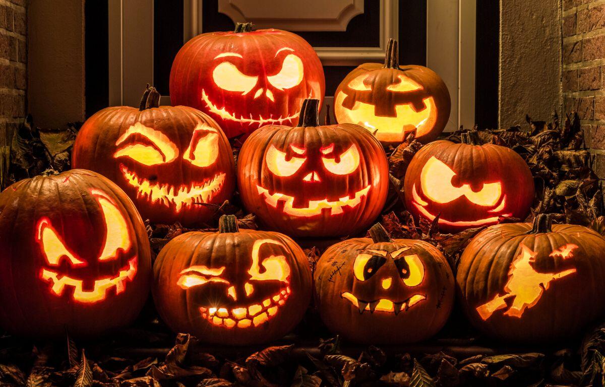 Lit jack o' lanterns