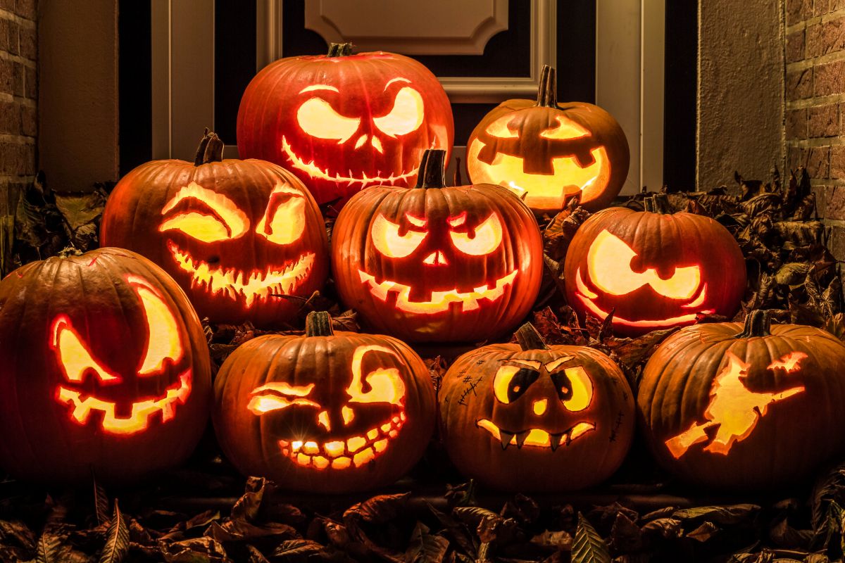 Lit jack o' lanterns